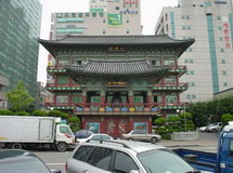   корейская кухня во многом похожа на китайскую, также употребляется рис, овощи, изделия из муки, рыба